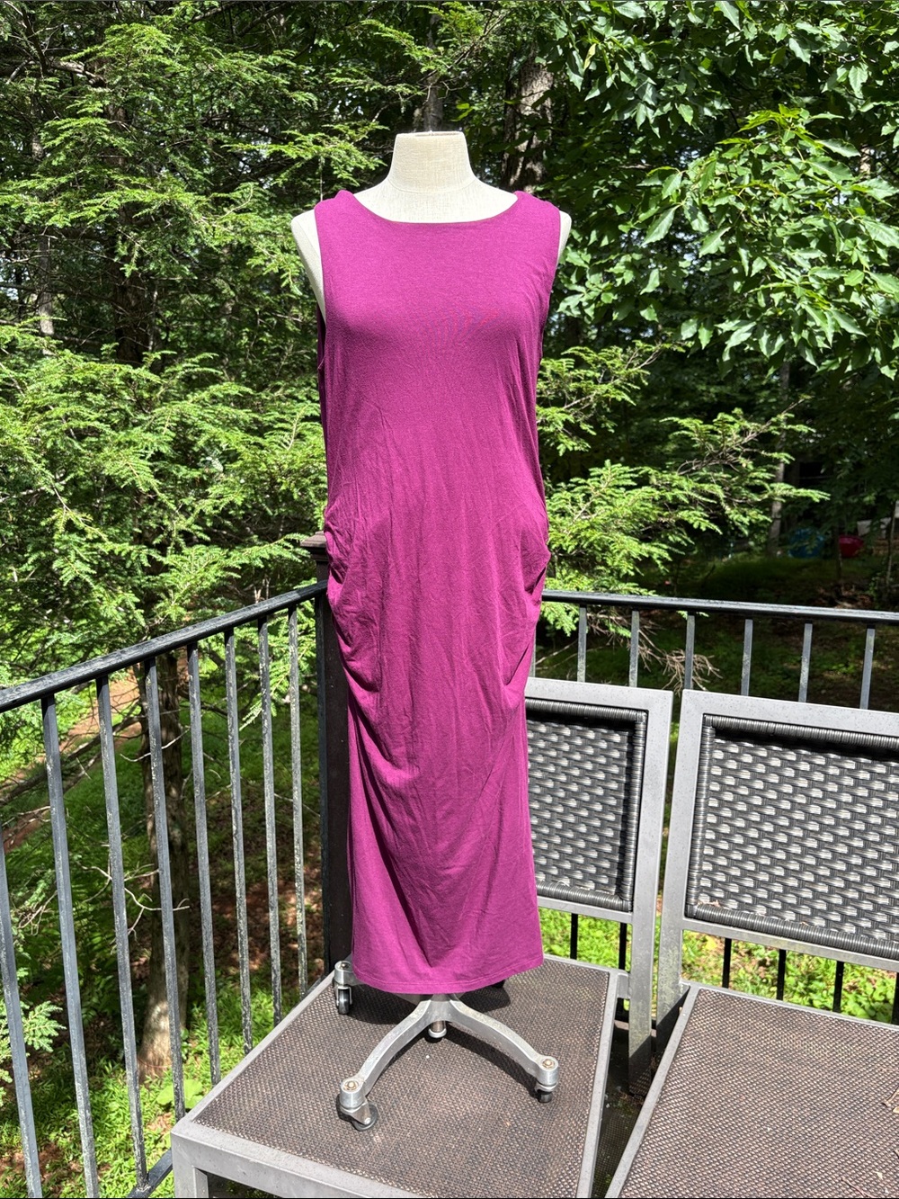 Athleta Sleeveless Magenta Maxi Dress with ruching on the side sz XL